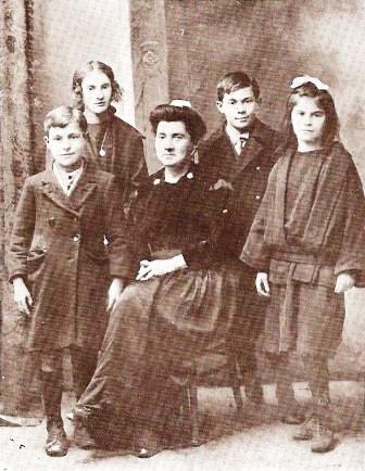 Marie-Jeanne Seznec et ses quatre enfants, Marie, Petit-Guillaume, Jeanne et Albert, en 1924.